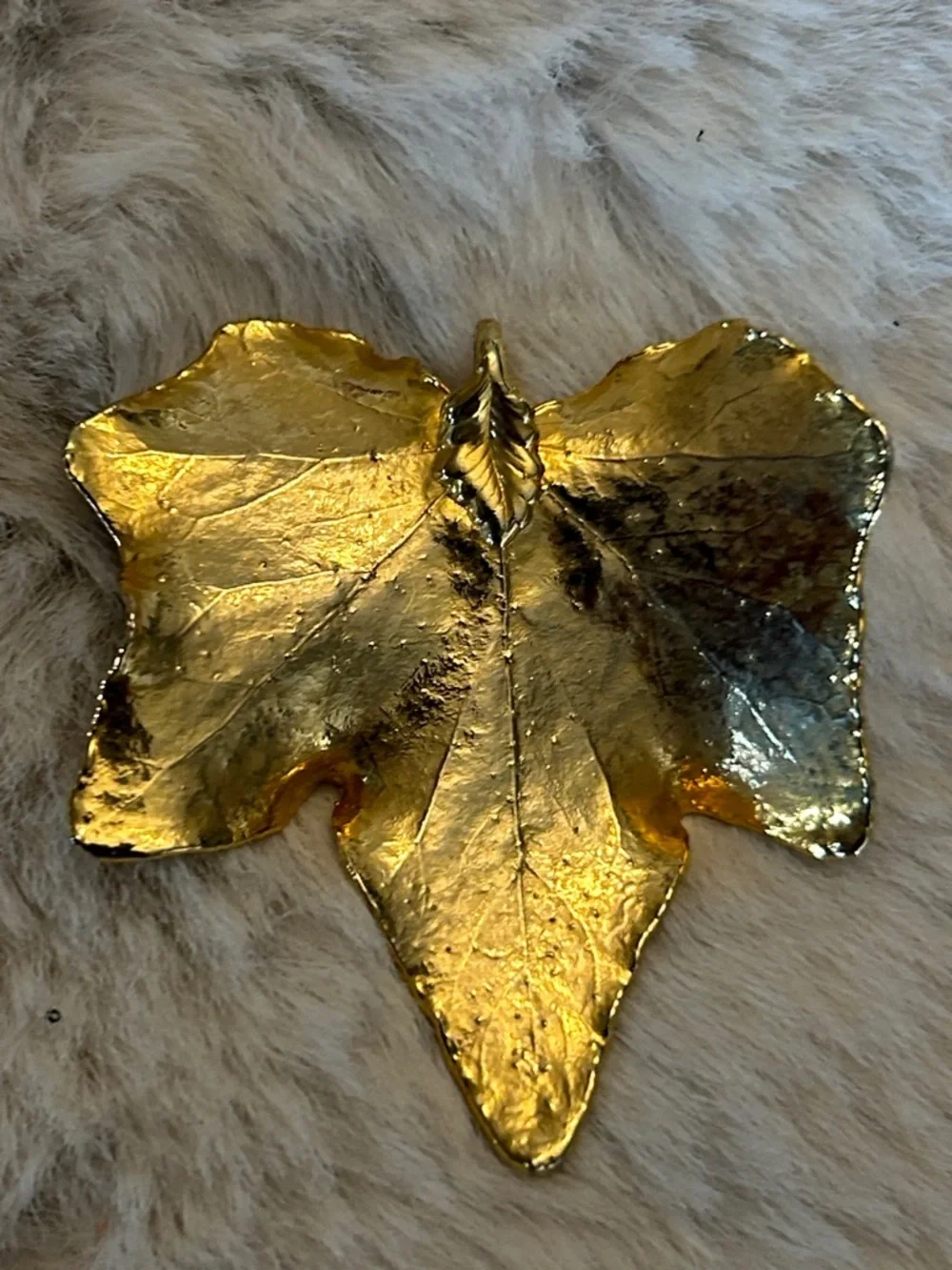 Gold plated leaf pendant for necklace - Picture 3 of 10